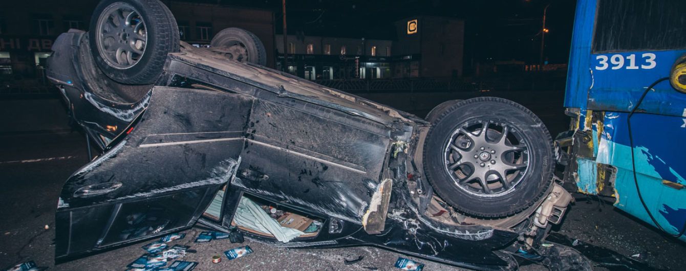В Киеве Mercedes врезался в электрокар, перевернулся и влетел в троллейбус