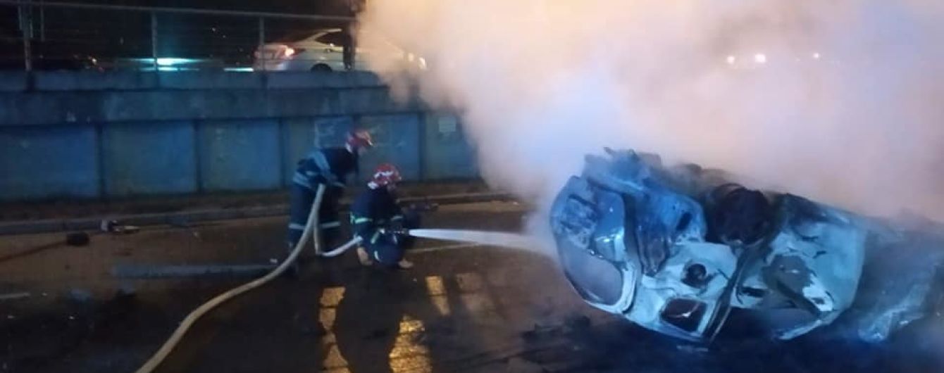 В Киеве авто врезалось в бетонный столб, опрокинулось и загорелось: есть погибший и четверо раненых