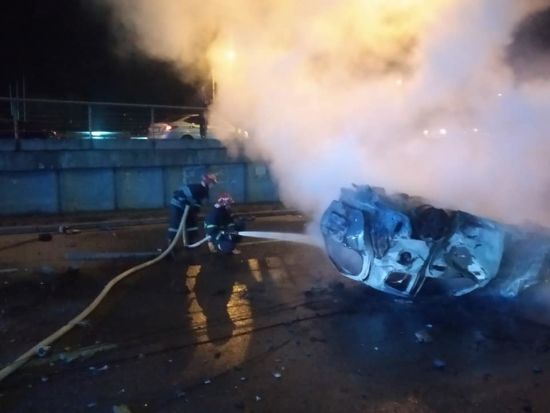 У Києві авто врізалось у бетонний стовп, перекинулось та загорілось: є загиблий та четверо поранених