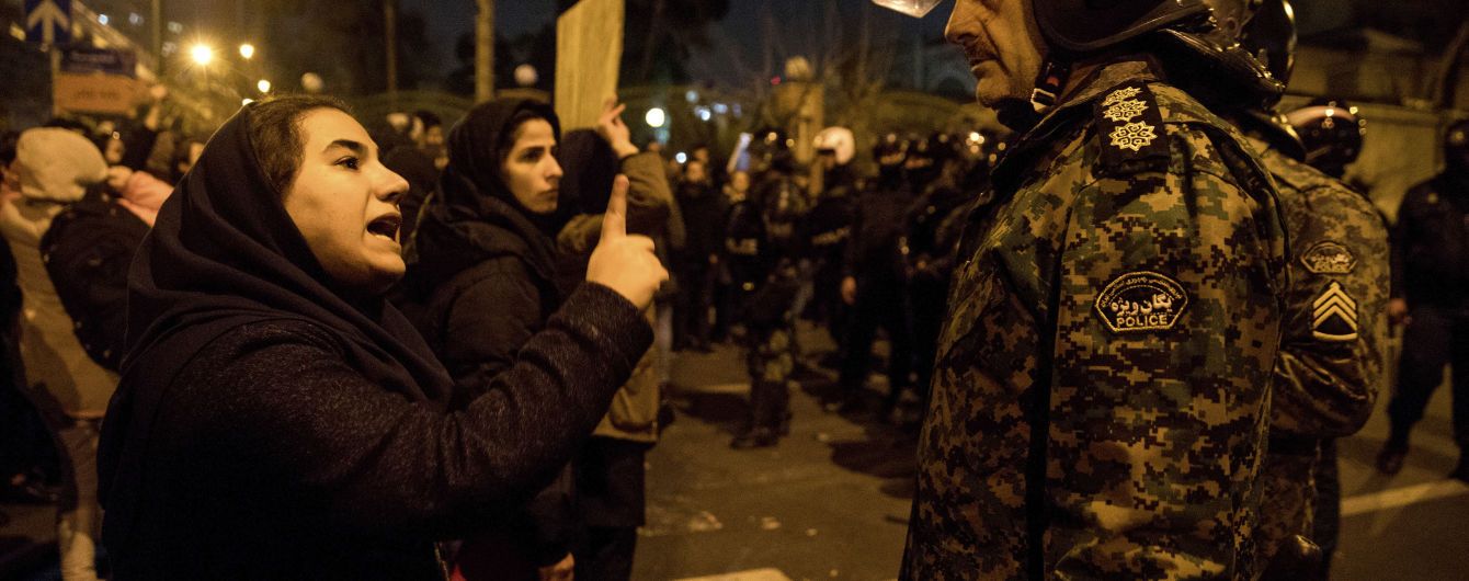 “Смерть диктатору”. В Тегеране протестуют против режима, причастного к сбитию самолета МАУ
