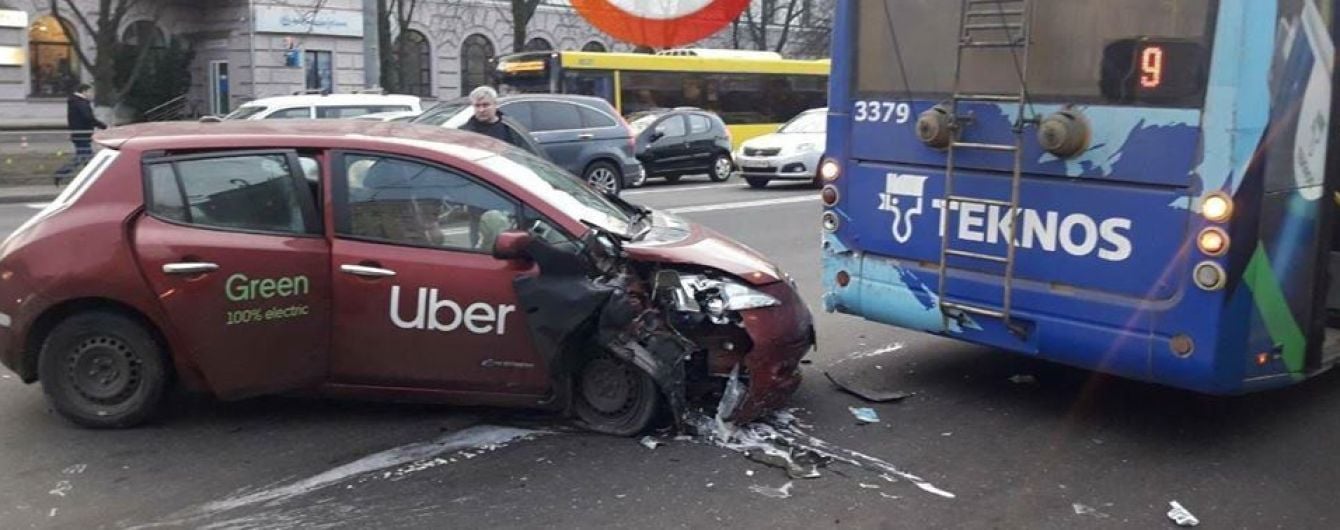В Киеве электрокар Nissan влетел в троллейбус. Фото