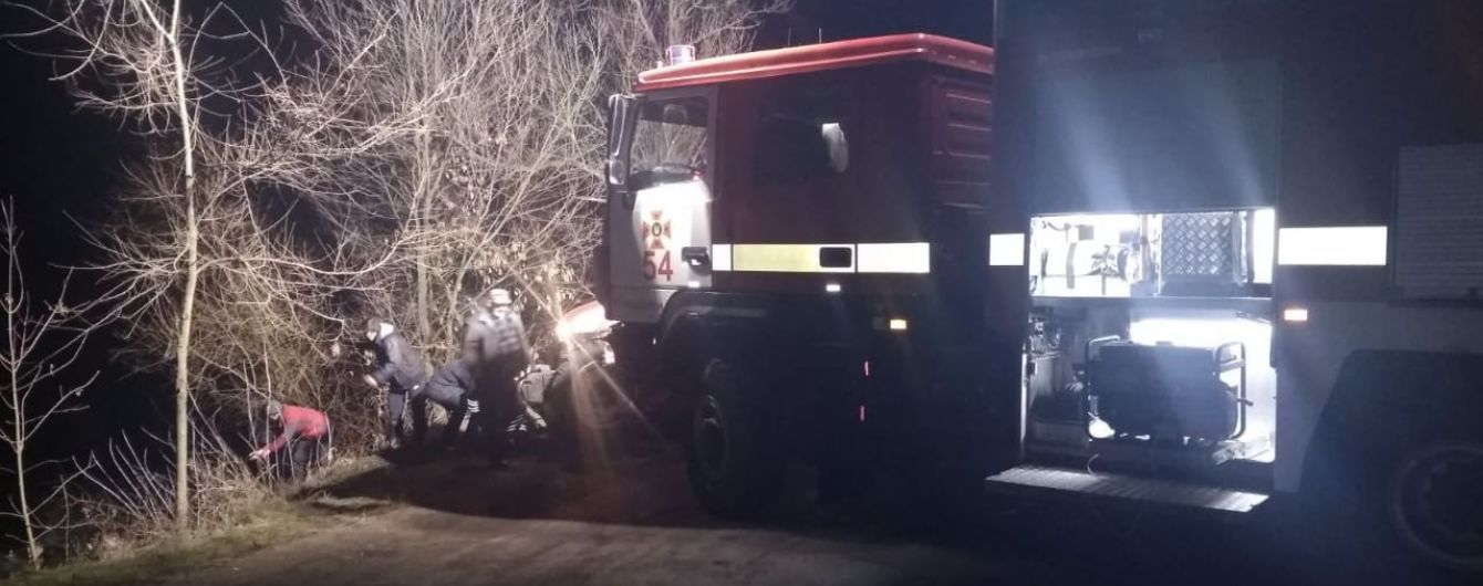 На Днепропетровщине авто съехало в пруд. Четверо пассажиров погибли