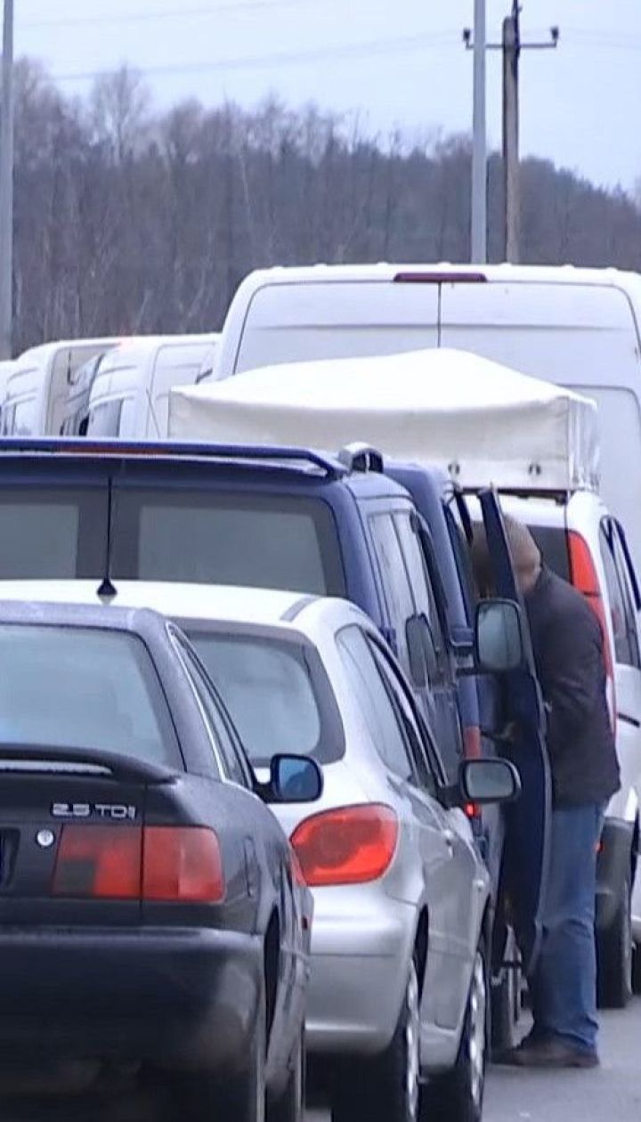 Сотні автівок утворили черги у пунктах пропуску на західному кордоні Україні