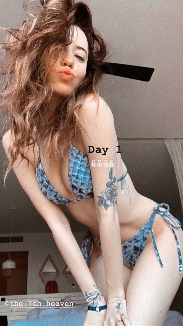 Настя Каменских и Надя Дорофеева похвастались фигурами в