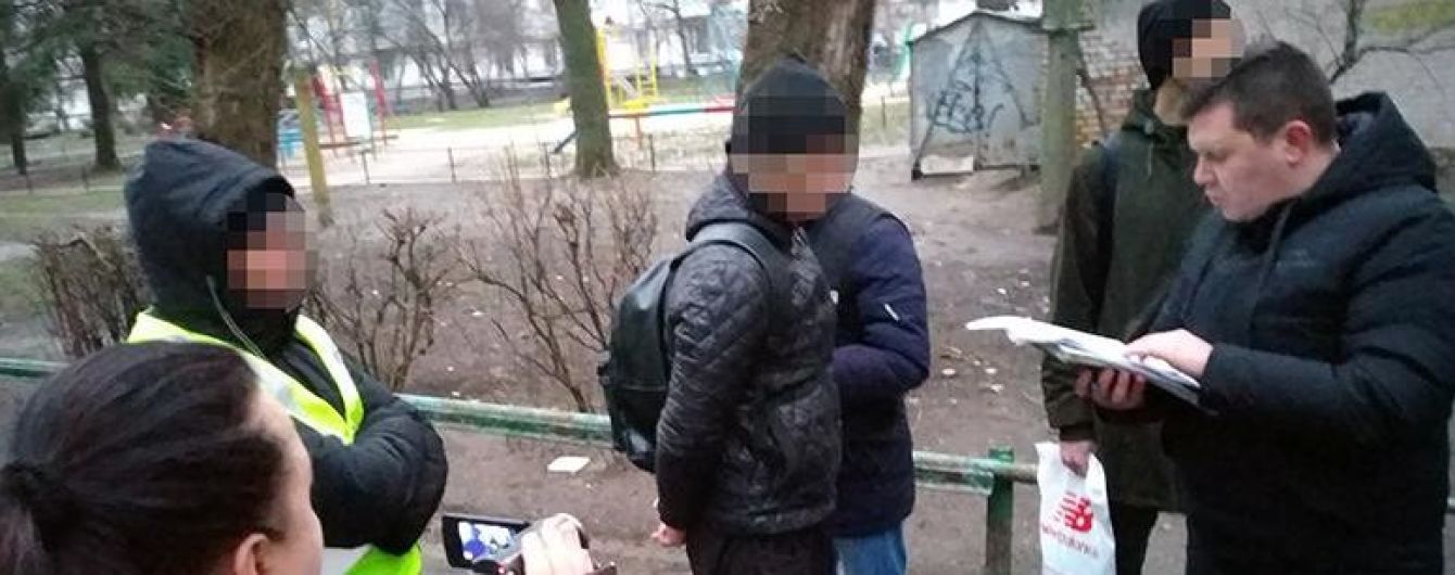 Ножевые ранения и попытка изнасилования: задержанному за нападение на девушку в Киеве объявили подозрение
