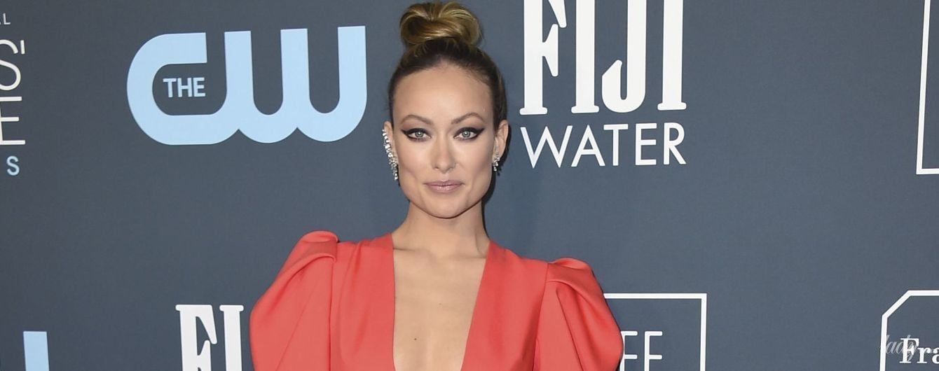 В яскравій сукні з глибоким декольте від Valentino: Олівія Вайлд відвідала церемонію Critics' Choice Awards