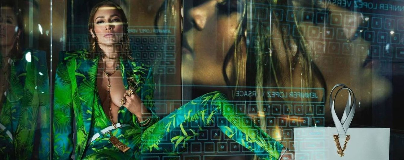 Джей Ло блиснула декольте та пласким животом на зніманнях для Versace