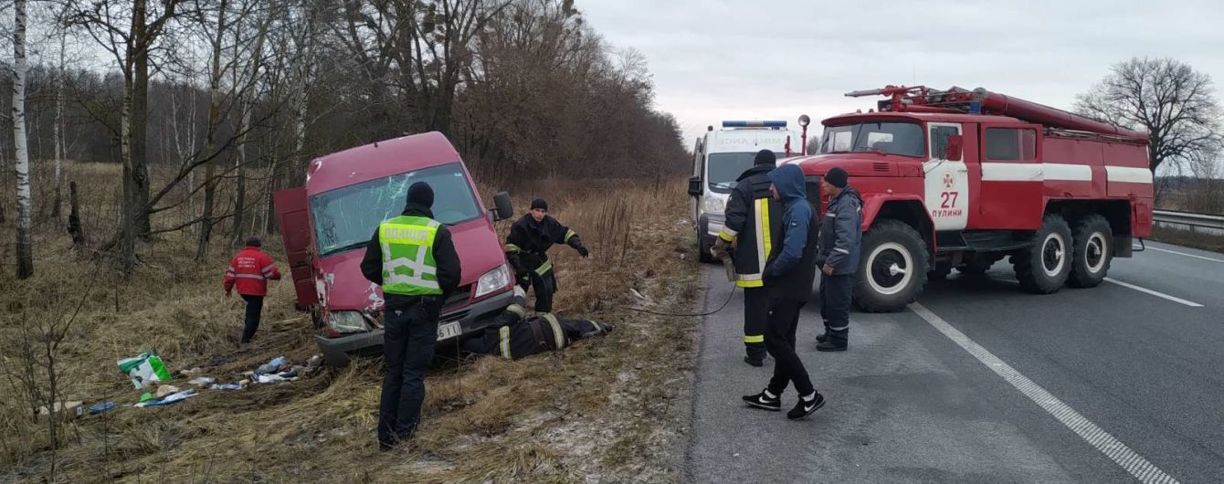 На трасі Київ-Чоп перекинувся мікроавтобус: загиблу пасажирку затиснуло автомобілем