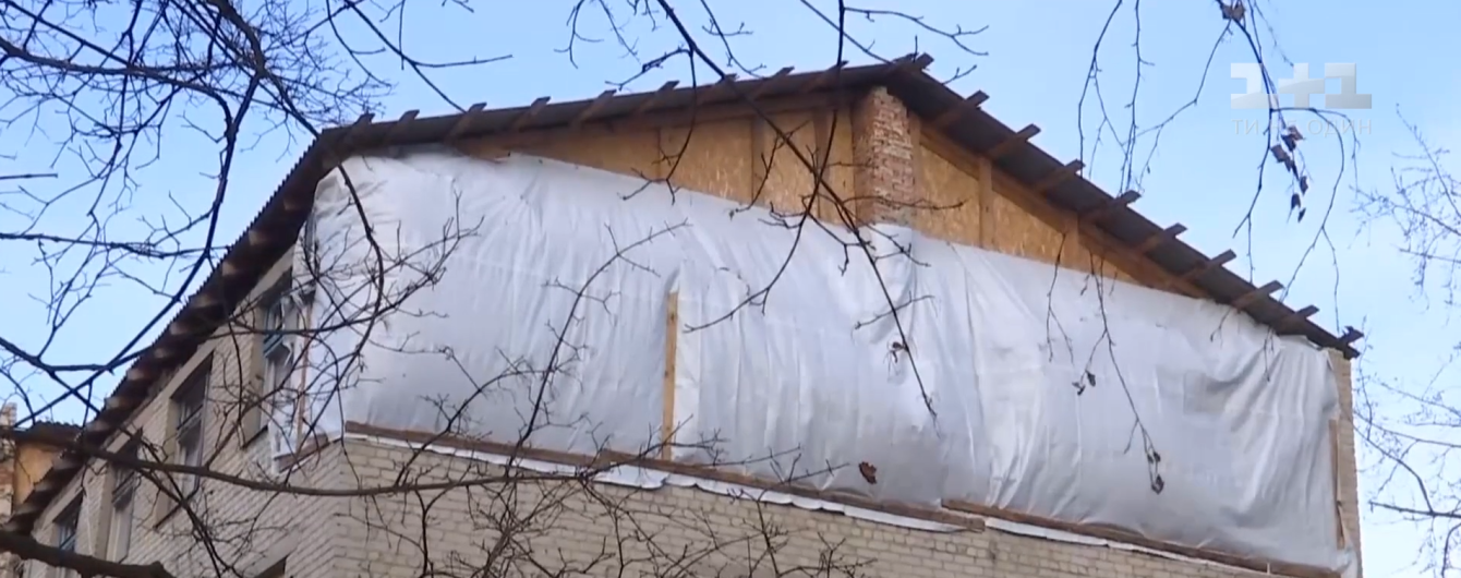 У Мар’їнці українські військові відновлюють пошкоджені бойовиками будинки та лікарню