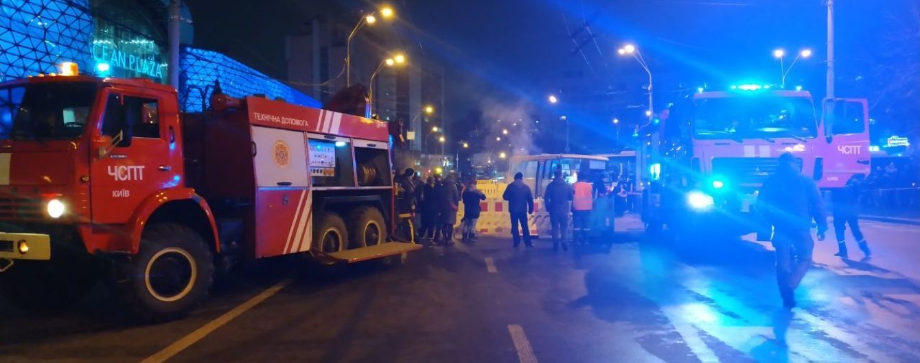 Прорив тепломережі біля Ocean Plaza: семеро людей отримали термічні опіки та потрапили до лікарні