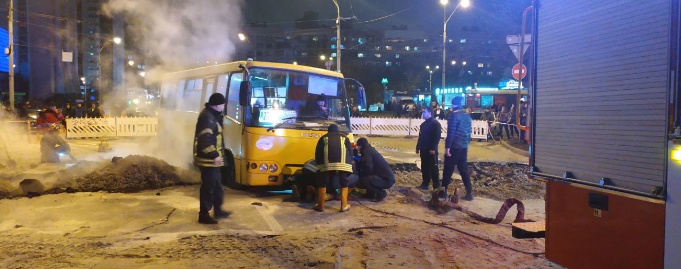 Прорыв теплосети возле Лыбидской. Изменено направление движения транспорта