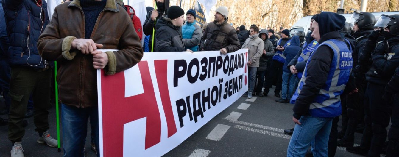 Біля Ради мітингують проти продажу землі та проти мисливського собаківництва