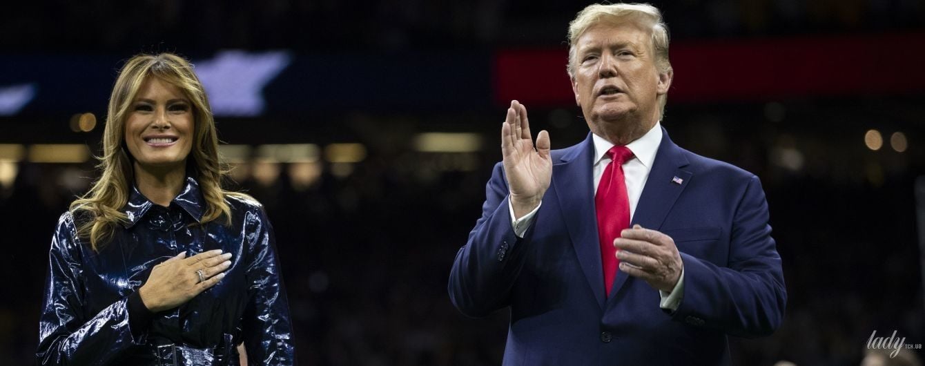 У лакованому плащі і замшевих чоботях: Меланія Трамп в стильному образі відвідала чемпіонат з футболу