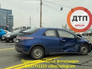 Небезпечна їзда перед мостом Патона закінчилася серйозною аварією. Відео