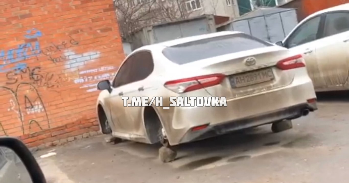 Злодії "роззули" авто просто у дворі багатоповерхівки у Харкові. Фото