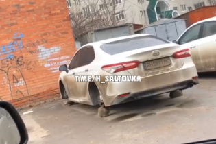 Злодії "роззули" авто просто у дворі багатоповерхівки у Харкові. Фото