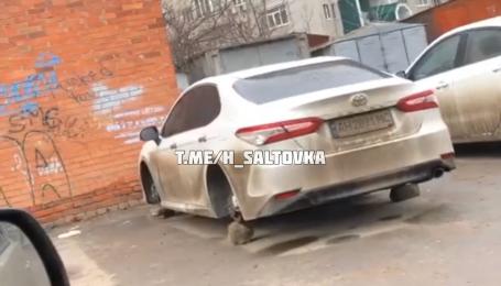 Злодії "роззули" авто просто у дворі багатоповерхівки у Харкові. Фото
