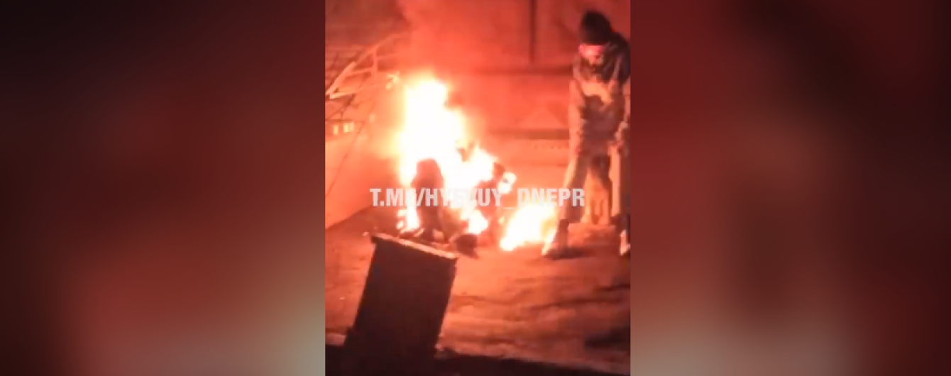 В центре Днепра люди снимали на видео, как бездомный умирает в огне. Полиция открыла дело