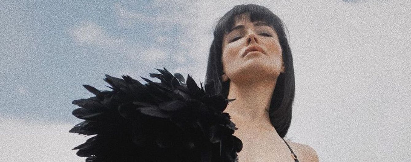 "Похожа на Дорофееву": Астафьева показала роскошную фигуру в купальнике и перьях