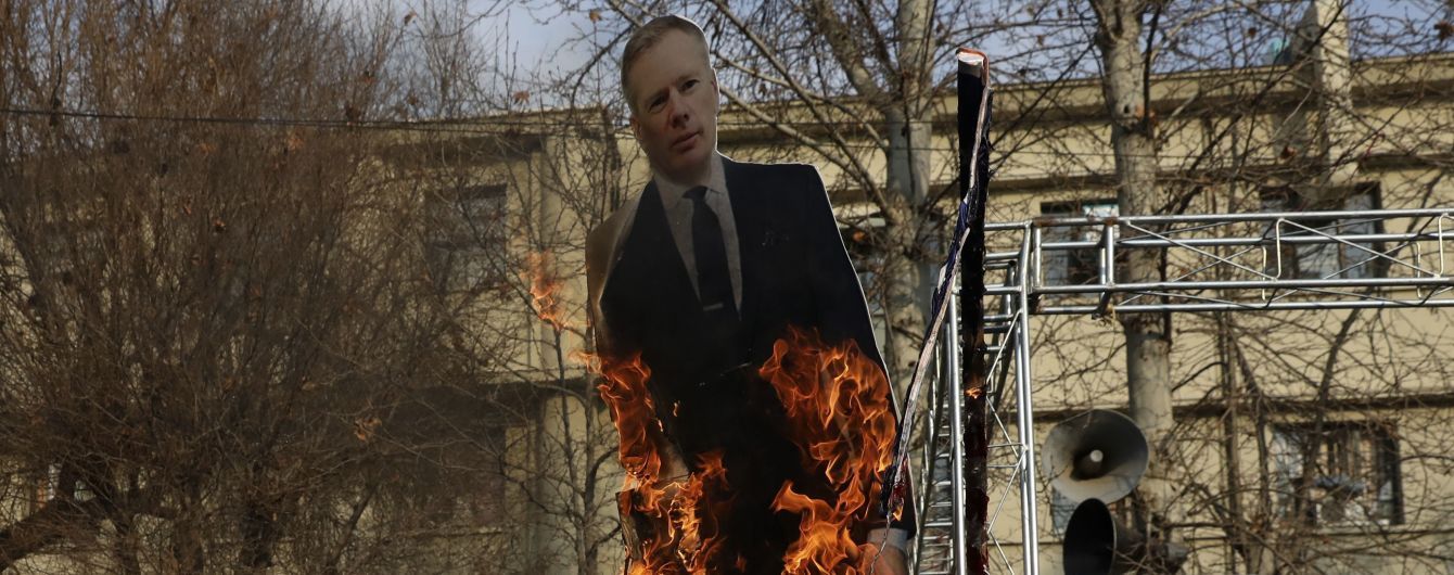 Британского посла в Иране объявили персоной нон грата