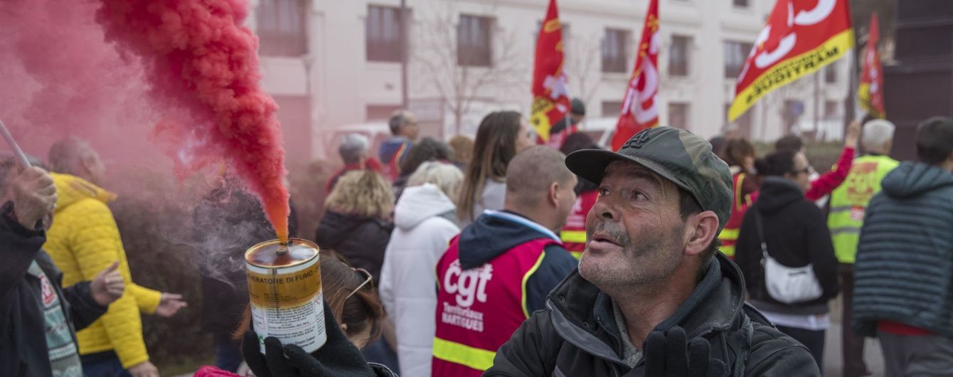 У Франції через протести проти пенсійної реформи не працюють сім портів
