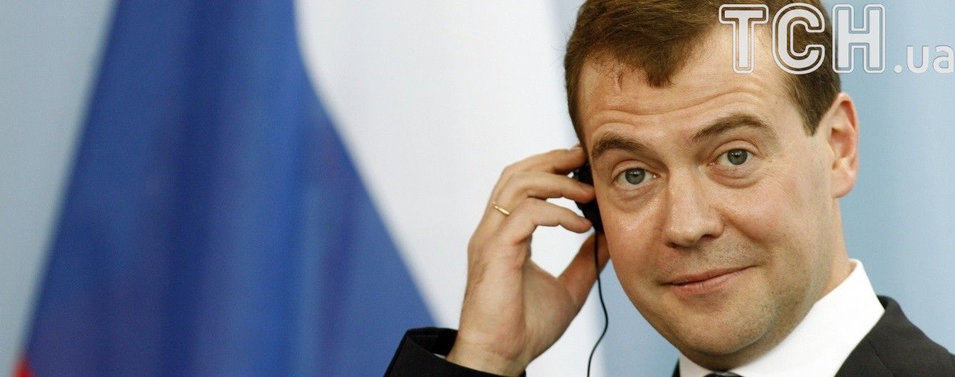 "Де запитання про літак дружини?": росіяни в соцмережах висміяли нудну пресконференцію Медведєва