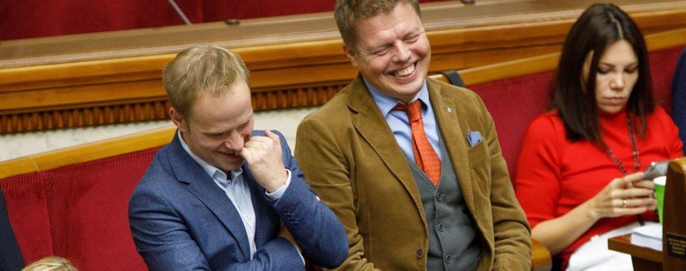 Засунув пальця до носа, а потім - до рота. У Раді зняли на відео дивну поведінку нардепів
