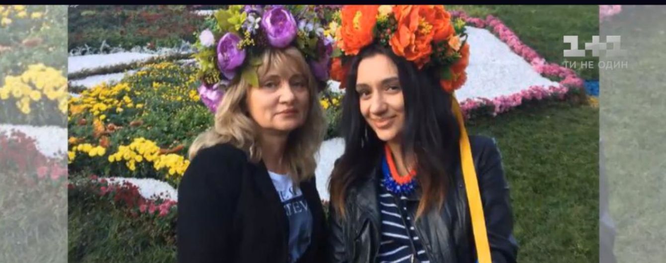 "Вона жила нами". Донька загиблої пасажирки літака МАУ прилетіла з Ірану, аби дочекатися тіла мами