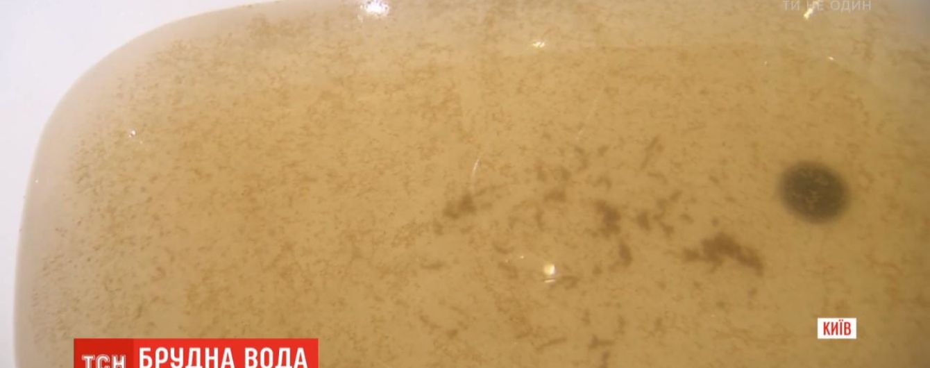 На столичной Оболони из кранов течет темно-коричневая вода с запахом болота