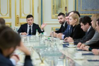 Зеленский после встречи с нардепами "СН" отозвал свой законопроект о децентрализации