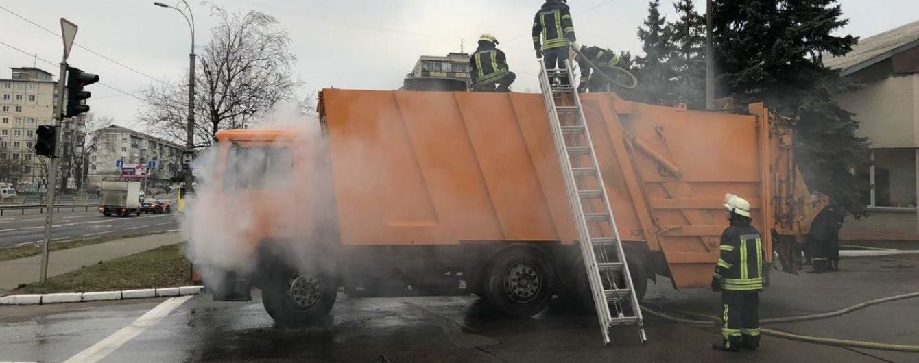 У Києві задимлений сміттєвоз сам приїхав до пожежної частини