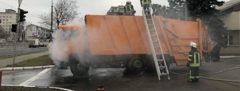 В Киеве задымленный мусоровоз сам приехал в пожарную часть