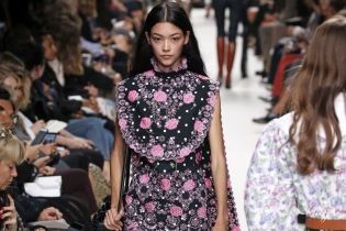 Квіткові принти і кольорові гольфи в колекції Paco Rabanne сезону весна-літо 2020