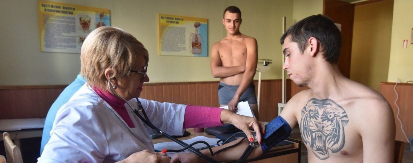 Армия вместо вуза: абитуриентов в Украине забирают служить, несмотря на постановление Кабмина и обещания власти