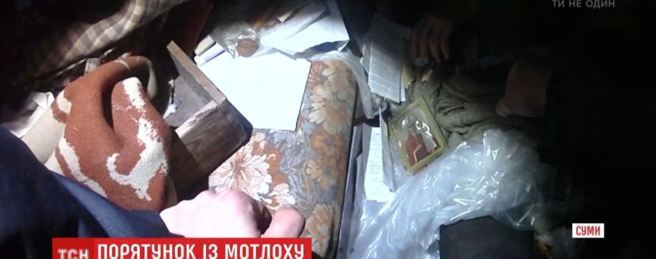 В Сумах полиция благодаря бдительным соседям спасла бабушку, которую привалило мусором в собственной квартире