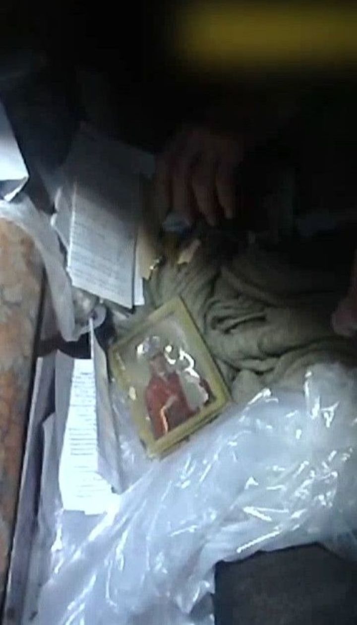 Лежала у смітті 3 дні: у Сумах врятували жінку, яку в квартирі привалило непотребом