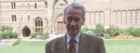 В возрасте 95 лет скончался сын известного писателя Толкина. Он рисовал карты Средиземья для "Властелина колец"