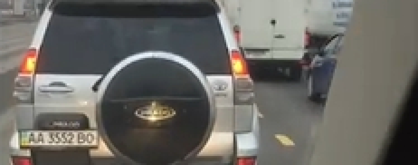 У Києві водій Toyota Prado блокував проїзд медиків, які їхали до ошпареної дитини. Відео