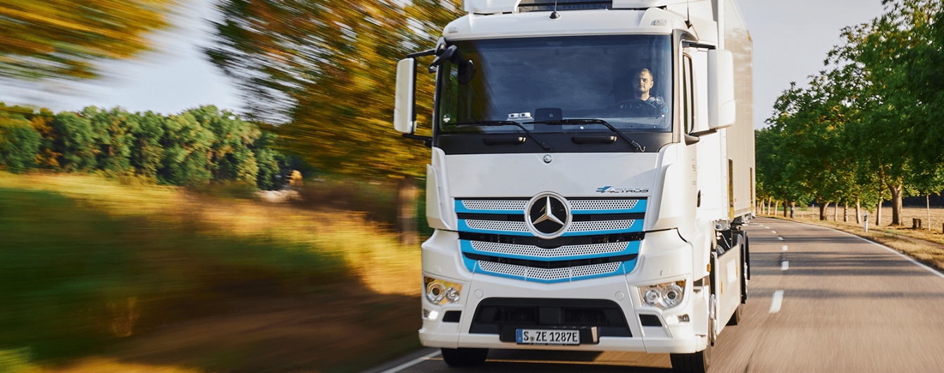 Daimler выпустит электромусоровоз на базе грузовика Mercedes