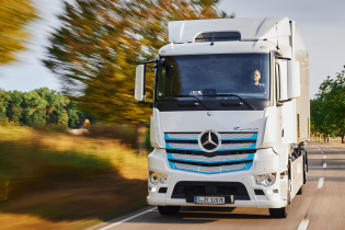 Daimler выпустит электромусоровоз на базе грузовика Mercedes