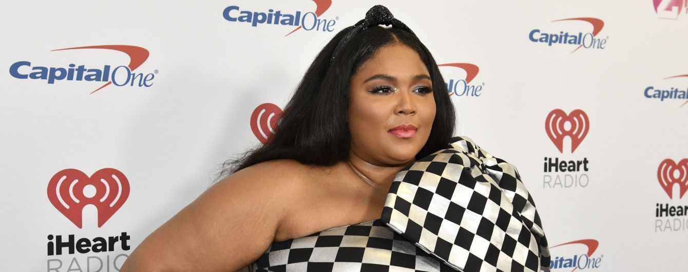 Пышнотелая Lizzo в золотистом купальнике эротично покрутила бедрами