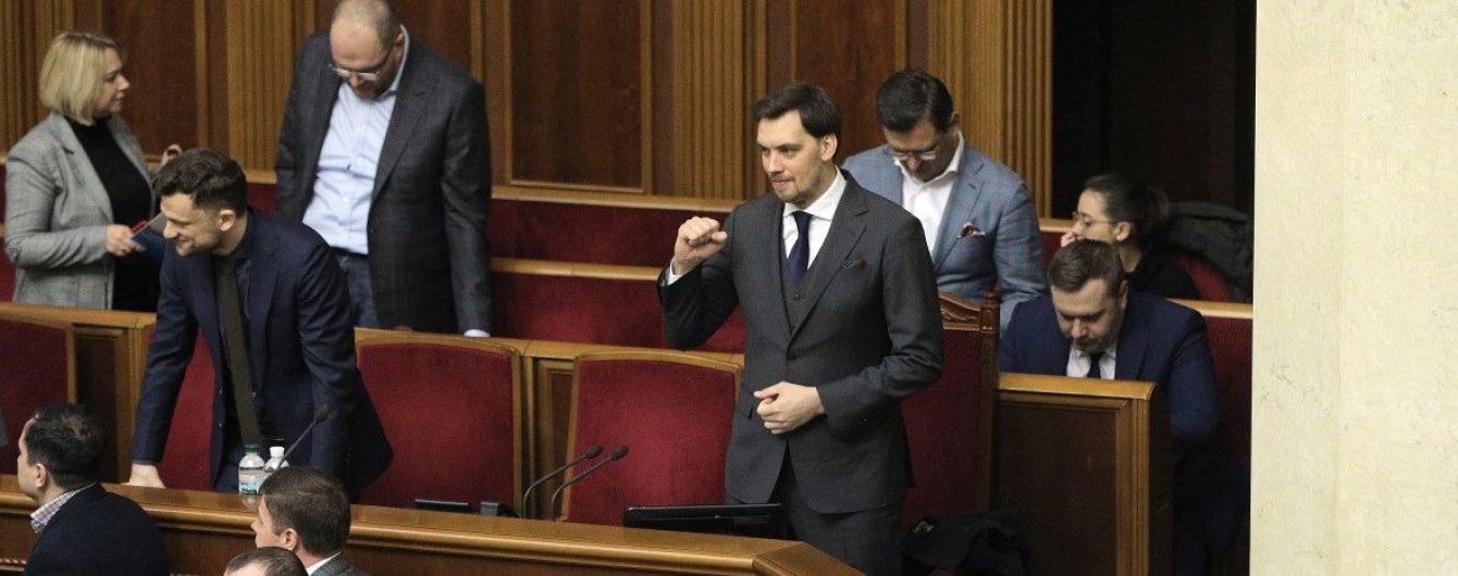 С аплодисментами и криками "Позор": как парламентарии восприняли решение Гончарука уйти в отставку