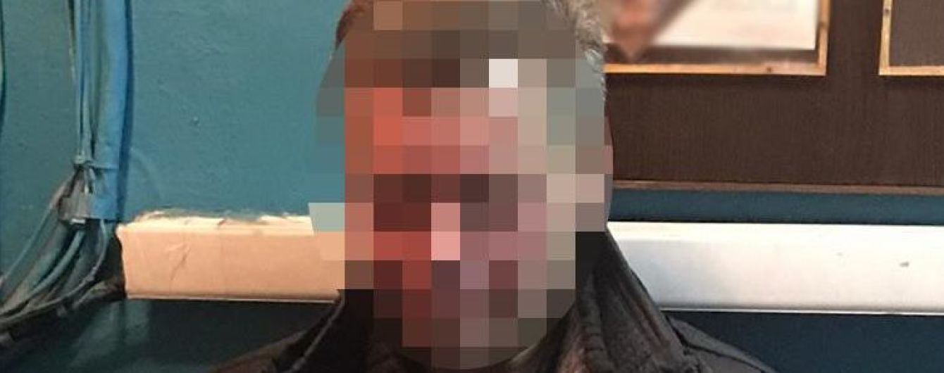 У метро Києва п’яний чоловік напав на поліцейського