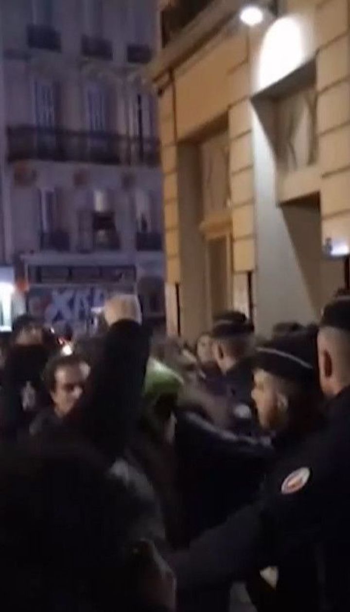 Французские протестующие пытались ворваться в театр, где на спектакле находился Макрона