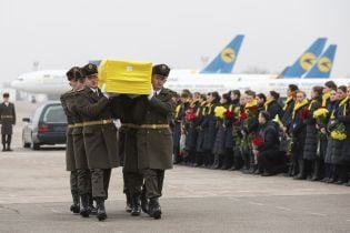 "Теперь летают еще выше". В Украине простились с членами экипажа и пассажирами сбитого Boeing