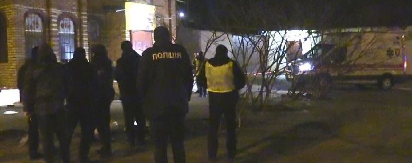 У Києві біля кафе знайшли труп чоловіка з перерізаною шиєю