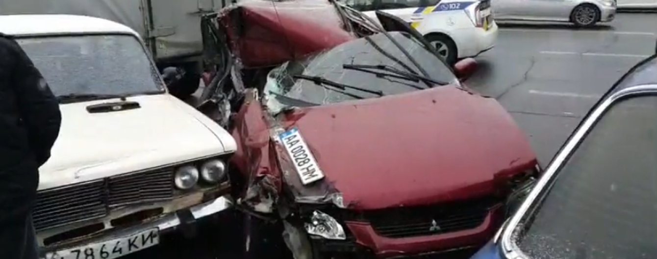 В Киеве пьяный водитель устроил аварию с более, чем полдесятка авто. Видео