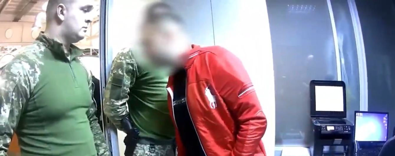 "Разорву нах*й". В "Борисполе" сняли с самолета пьяного мужчину, который бросался на пограничников