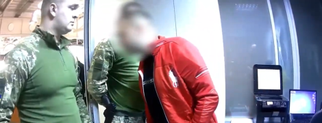 "Розірву нах*й". У "Борисполі" зняли з літака п’яного чоловіка, який кидався на прикордонників