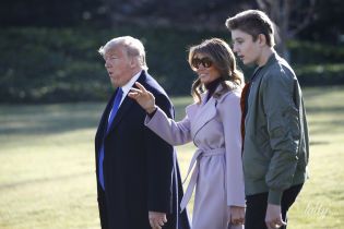 У лавандовому пальті і з сумкою Hermes Birkin: стильна Меланія Трамп з чоловіком та підрослим сином злітали до Флориди